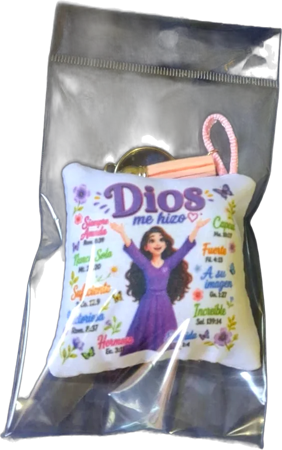 Llavero mini cojín Dios me hizo en su empaque individual