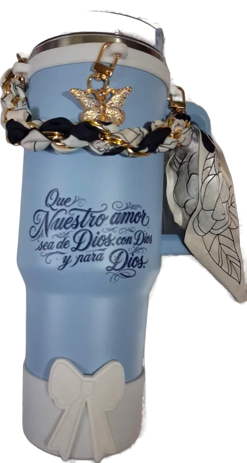 Termo azul con la frase Que nuestro amor sea de Dios, con cadena y pañuelo
